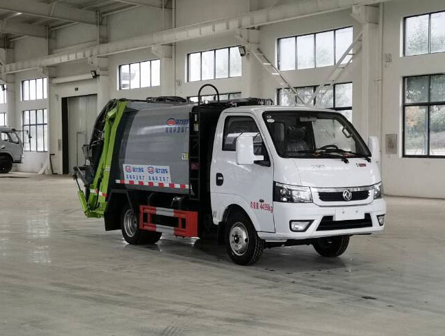 東風(fēng)小型藍(lán)牌壓縮式垃圾車