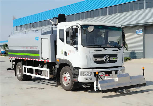 東風(fēng)D9多功能路面清洗車