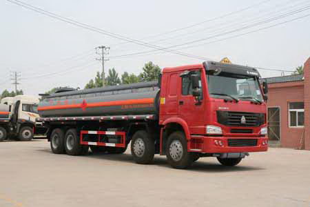斯太爾豪沃前四后八化工液體運(yùn)輸車(chē)